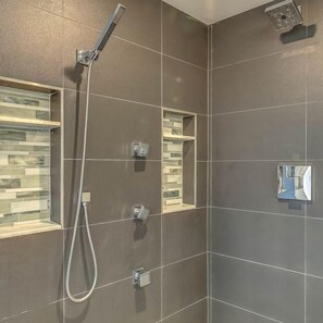 Combined shower/tub, hair dryer, towels