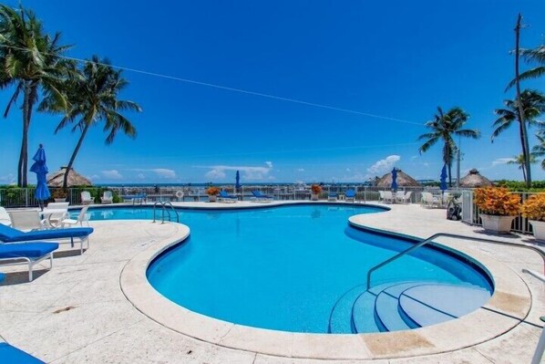 حمّام سباحة مُدفَّأ