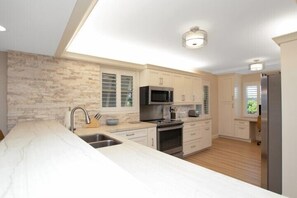 Fridge, microwave, oven, stovetop - Beautiful Ocean Views (Islamorada)