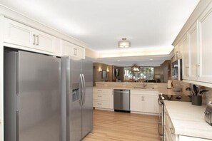 Réfrigérateur, four à micro-ondes, un four, surface de cuisson