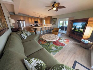 TV - Exceptional VENETIAN SHORES home with pool, dock and boat lift. (Islamorada)