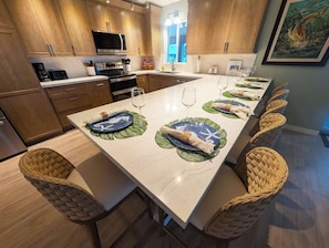 Una cocina moderna con armarios de madera, electrodomésticos de acero inoxidable y una isla grande con asientos.