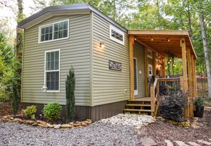 Exterior - Mountain Abode Tiny House: Your Perfect Getaway Surrounded by Nature (Murphy)