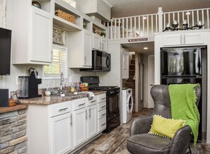 Fridge, microwave, stovetop, coffee/tea maker - Mountain Abode Tiny House: Your Perfect Getaway Surrounded by Nature (Murphy)