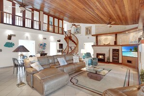 TV - 180 Degrees of Ocean Views, Sitting on a Large Lagoon that Opens to Florida Bay (Islamorada)