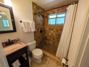Douche, séchoir à cheveux, serviettes fournies