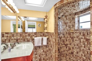 Badewanne, Haartrockner, Handtücher