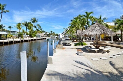 Beautiful 2 bedroom with Boat Slip