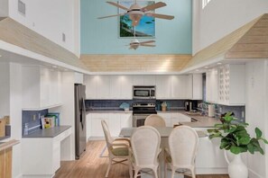Fridge, microwave, oven, stovetop - Waterfront Home With Swimming Pool (Tavernier)