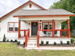Exterior - Uptown Cottage in the heart of Tulsa. A fully renovated modern chic home. (Tulsa)