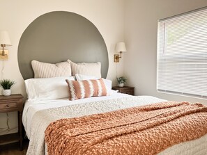 3 bedrooms, iron/ironing board, WiFi, bed sheets - Uptown Cottage in the heart of Tulsa. A fully renovated modern chic home. (Tulsa)