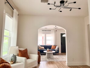 Smart TV - Uptown Cottage in the heart of Tulsa. A fully renovated modern chic home. (Tulsa)