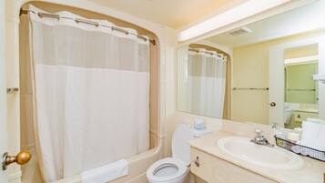 Economy Room, 1 Double Bed | Bathroom | Free toiletries, towels, soap, shampoo