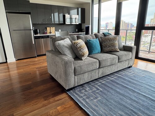 Downtown luxury 1 bedroom wifi and laundry across arenas 