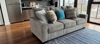 Downtown luxury 1 bedroom wifi and laundry across arenas