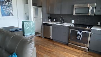 Fridge, microwave, stovetop, dishwasher