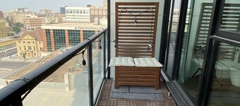 Downtown luxury 1 bedroom wifi and laundry across arenas 