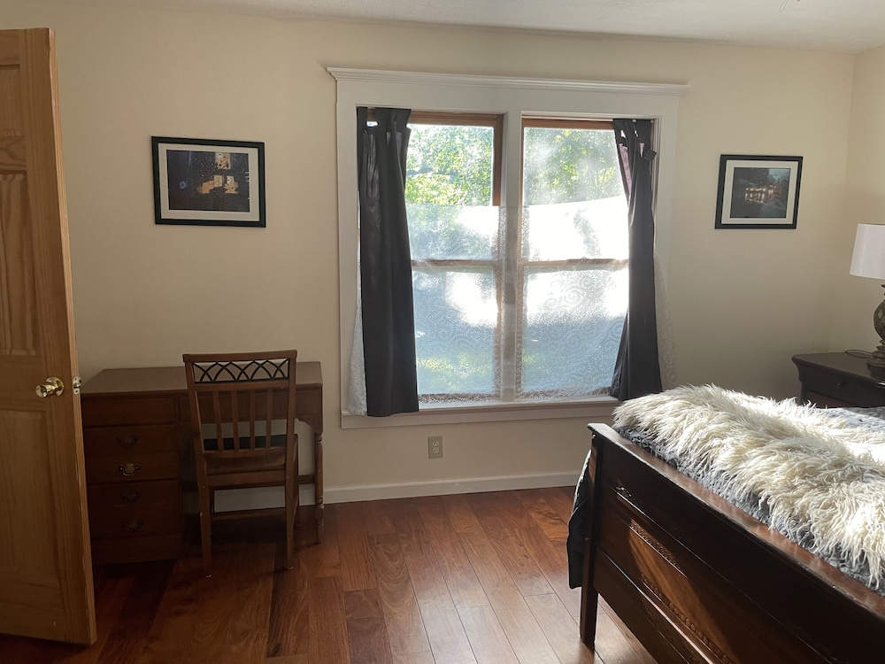 Sunfilled, private apartment, with your own petite deck. Pet friendly