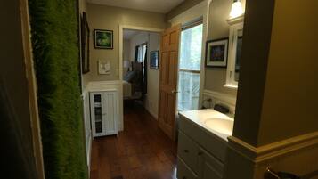 1 bedroom, desk, iron/ironing board, free WiFi