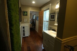 1 soverom, skrivebord, strykejern/-brett og wi-fi (inkludert)