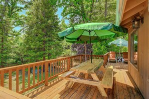 Outdoor dining - The Shamrock- Steps from Downtown Murphys! (Murphys)