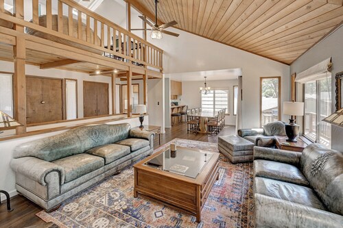 The Shamrock- Steps from Downtown Murphys!