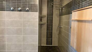 Douche, sĂšche-cheveux, serviettes fournies, savon