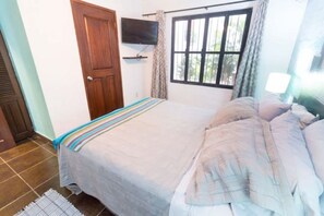 1 chambre, coffre-fort, fer et planche à repasser