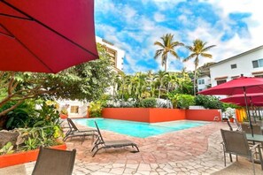 Alberca al aire libre y alberca climatizada