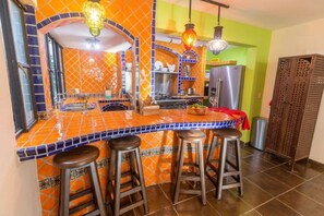 Refrigerador, horno, parrilla de estufa y cafetera y tetera 