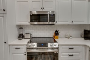 Fridge, microwave, stovetop, dishwasher