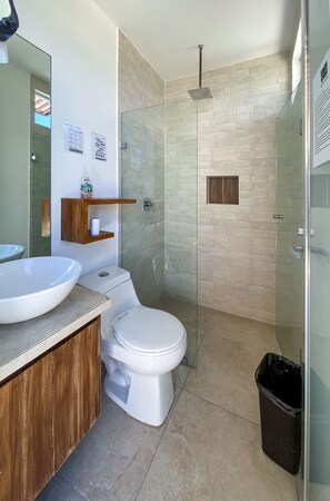 Haartrockner, Handtücher, Seife, Toilettenpapier