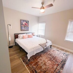 2 bedrooms, iron/ironing board, travel cot, free WiFi - Alluring unit with 2 KING beds and optional parking sleeps 6 (Nashville)