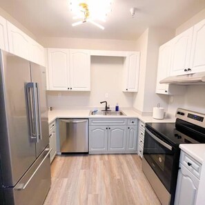 Fridge, microwave, oven, stovetop - Alluring unit with 2 KING beds and optional parking sleeps 6 (Nashville)
