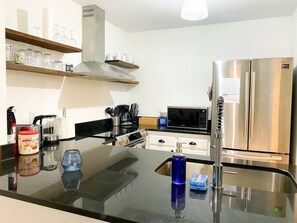 Réfrigérateur, micro-ondes, four, plaque de cuisson