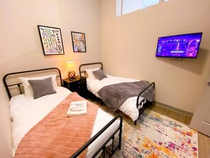 2 habitaciones, tabla de planchar con plancha y cuna de viaje