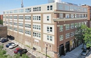 Exterior - McCormick Place 2BR Oasis with Patio, Gym Near Museum Campus & Soldier Field (Chicago)
