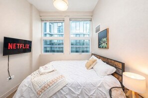 2 dormitorios, tabla de planchar con plancha, cuna de viaje