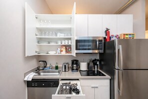 Kühlschrank, Mikrowelle, Herdplatte, Geschirrspüler