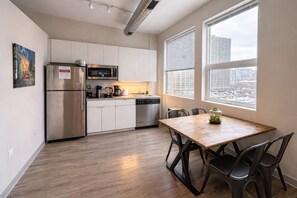 Fridge, microwave, stovetop, dishwasher - McCormick Place 2br/2ba with optional parking that sleeps 6 (Chicago)