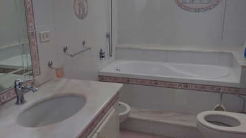 Haartrockner, Bidet, Handtücher, Seife