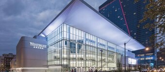 Luxe 2BR Unit with Gym, Patio, & Skyline Views Near McCormick Place & Lakefront