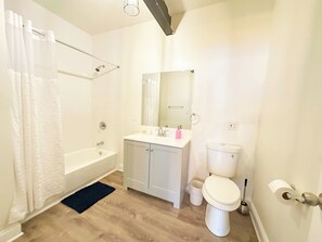 吹风机、毛巾、肥皂、洗发水