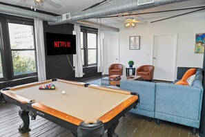 Game room - Spacious 5BR Chicago Suite Near McCormick Place & Soldier Field (Chicago)