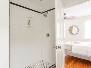 シャワー、環境にやさしいバスアメニティ、ヘアドライヤー、タオル