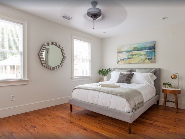 3 室のベッドルーム、デスク、アイロン / アイロン台、旅行用ベビーベッド