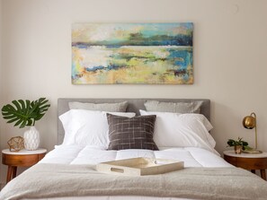3 bedrooms, desk, iron/ironing board, travel crib - 5 Queen Beds, Downtown, Park in Private Driveway, Stroll to Charleston's Best (Charleston)