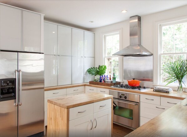 Fridge, microwave, oven, stovetop - 5 Queen Beds, Historic Walkable Downtown Living (Charleston)