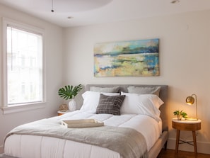 3 bedrooms, desk, iron/ironing board, travel cot - 5 Queen Beds, Downtown, Park in Private Driveway, Stroll to Charleston's Best (Charleston)