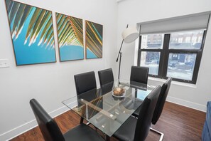 Dining - Near McCormick 420 friendly 3br/2ba with Optional Parking/sleeps 8 (Chicago)